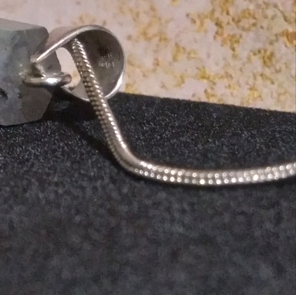 Fire Labradorite Pointer Pendant Silver + Free Chain - Picture 10 of 14